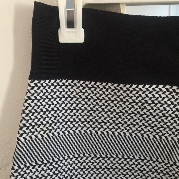 BCBG black & white super stretch mini skirt sizeM - Picture 4 of 5